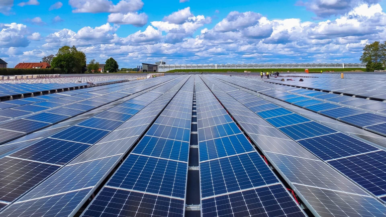 découvrez les différentes aides et subventions disponibles pour l'installation de panneaux solaires en france. facilitez votre transition énergétique et réduisez vos factures d'électricité grâce aux dispositifs d'aide financière adaptés à votre projet.