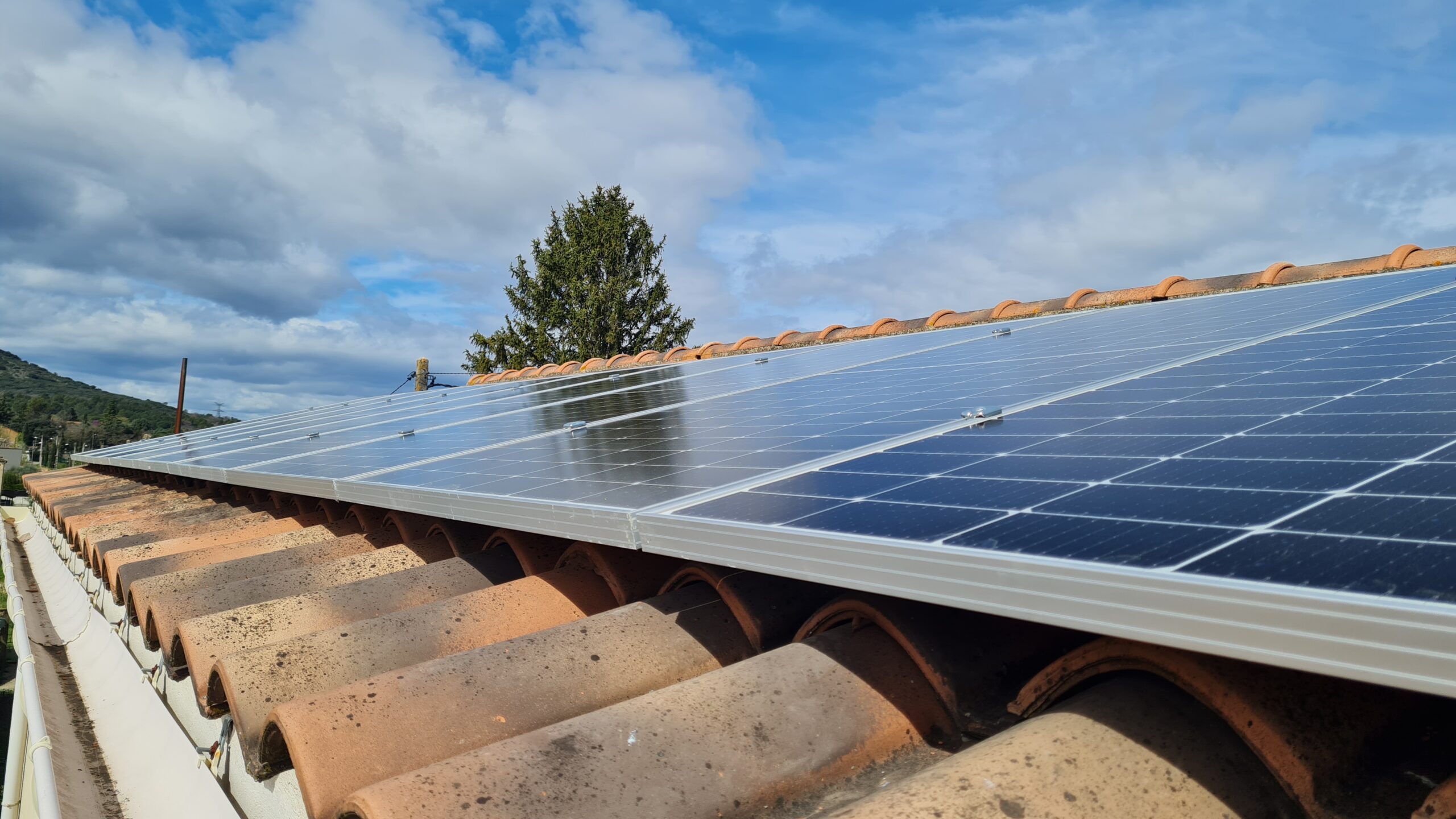 découvrez les différentes aides disponibles pour l'installation de panneaux solaires en france. informez-vous sur les subventions, crédits d'impôt et autres programmes d'aide pour rendre votre transition énergétique plus accessible et économique.