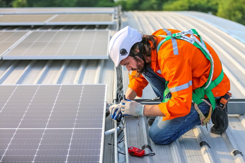 découvrez comment choisir l'installateur de panneaux solaires idéal pour votre projet. comparez les compétences, les certifications et les avis des professionnels pour garantir une installation efficace et durable de votre système solaire.