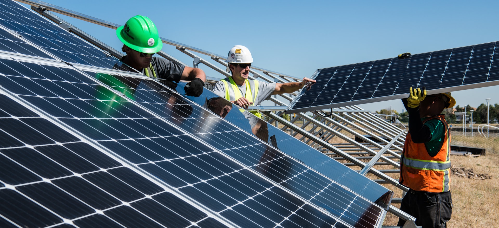 Comment choisir un installateur solaire qualifié ? découvrez comment choisir le bon installateur solaire pour maximiser l'efficacité de votre système énergétique. suivez nos conseils pratiques pour trouver un expert fiable et compétent qui saura répondre à vos besoins en énergie renouvelable.