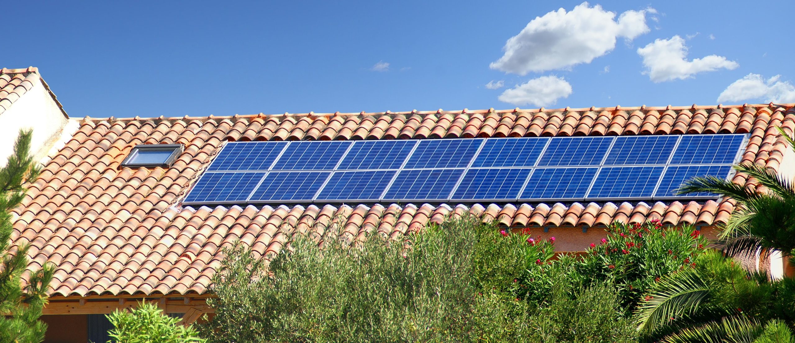 10 choses à savoir avant d’installer du solaire découvrez comment installer des panneaux solaires chez vous pour profiter d'une énergie renouvelable et réduire vos factures d'électricité. suivez notre guide étape par étape pour réussir votre installation solaire en toute simplicité.