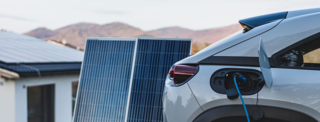 découvrez comment les panneaux solaires peuvent alimenter votre voiture électrique, offrant une solution écologique et économique pour des trajets durables. explorez les avantages, l'installation et l'impact environnemental de cette technologie innovante.