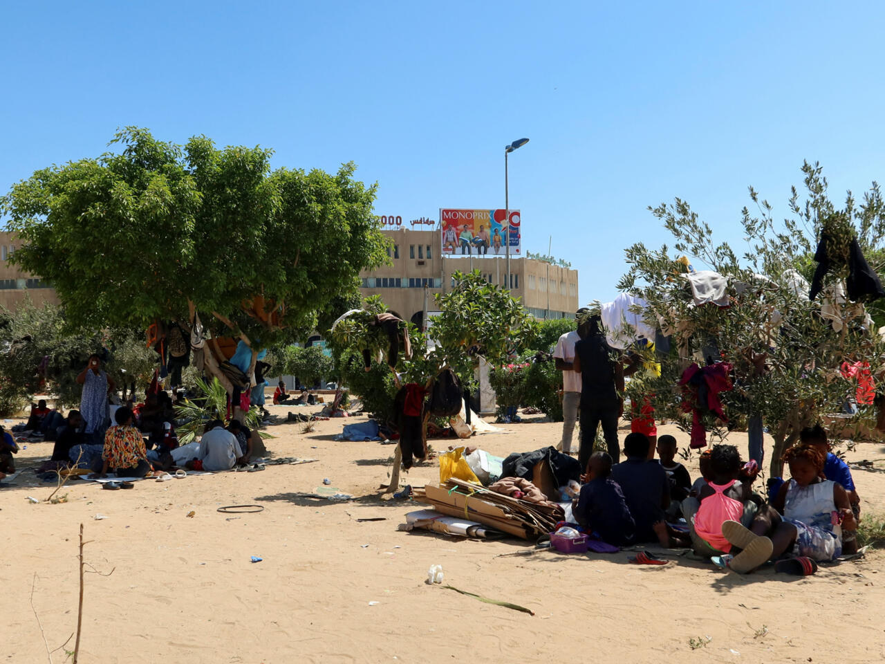 La France soutient la Tunisie dans sa lutte contre l'immigration clandestine découvrez notre service de soutien en matière d'immigration en tunisie. nous vous accompagnons dans toutes les étapes de votre projet d'immigration, que ce soit pour des études, un emploi ou un regroupement familial. profitez de conseils personnalisés et d'une expertise reconnue pour faciliter votre installation en tunisie.