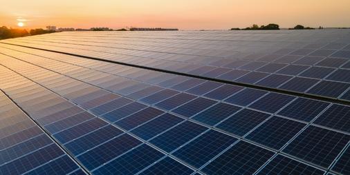 découvrez les enjeux et solutions de la cybersécurité pour protéger les centrales solaires européennes contre les cyberattaques et assurer un approvisionnement énergétique sécurisé.