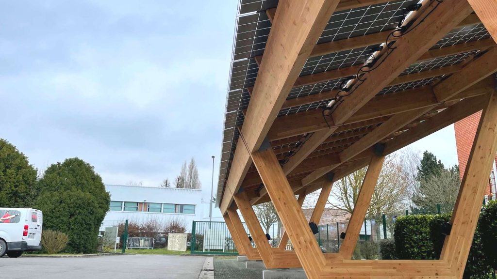 un hôpital alsacien installe une centrale solaire pour promouvoir l'énergie renouvelable et réduire son empreinte écologique.