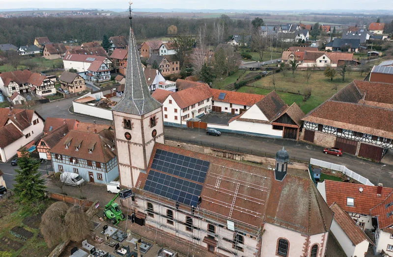 un hôpital alsacien installe une centrale solaire pour promouvoir l'énergie renouvelable et réduire son empreinte écologique.